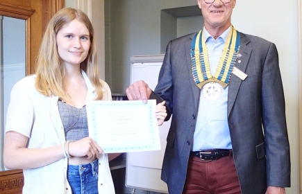 Elvira Toreld får diplom av Jan Hallén